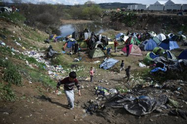 GREECE, Idomeni: Mülteciler, 9 Mart 2016 'da binlerce mülteci ve göçmenin Balkan sınırındaki abluka altında kaldığı Yunanistan' ın İdomeni köyü yakınlarındaki Yunan-Makedon sınırında demiryolu raylarında toplandılar.