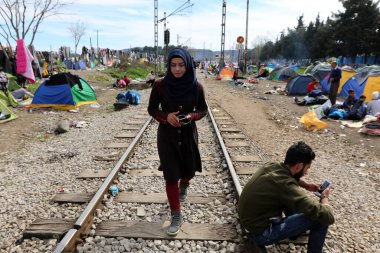 GREECE, Idomeni: Mülteciler, 9 Mart 2016 'da binlerce mülteci ve göçmenin Balkan sınırındaki abluka altında kaldığı Yunanistan' ın İdomeni köyü yakınlarındaki Yunan-Makedon sınırında demiryolu raylarında toplandılar.