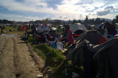 GREECE, Idomeni: Mülteciler, 9 Mart 2016 'da binlerce mülteci ve göçmenin Balkan sınırındaki abluka altında kaldığı Yunanistan' ın İdomeni köyü yakınlarındaki Yunan-Makedon sınırında demiryolu raylarında toplandılar.