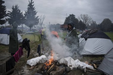 GREECE, Idomeni: Mülteciler, 9 Mart 2016 'da binlerce mülteci ve göçmenin Balkan sınırındaki abluka altında kaldığı Yunanistan' ın İdomeni köyü yakınlarındaki Yunan-Makedon sınırında demiryolu raylarında toplandılar.