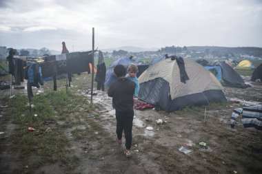 GREECE, Idomeni: Mülteciler, 9 Mart 2016 'da binlerce mülteci ve göçmenin Balkan sınırındaki abluka altında kaldığı Yunanistan' ın İdomeni köyü yakınlarındaki Yunan-Makedon sınırında demiryolu raylarında toplandılar.