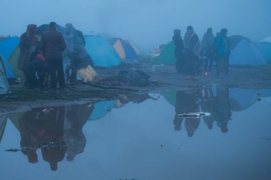 GREECE, Idomeni: Mülteciler, 9 Mart 2016 'da binlerce mülteci ve göçmenin Balkan sınırındaki abluka altında kaldığı Yunanistan' ın İdomeni köyü yakınlarındaki Yunan-Makedon sınırında demiryolu raylarında toplandılar.