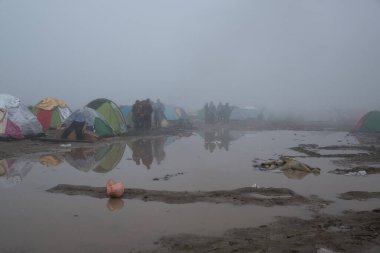 GREECE, Idomeni: Mülteciler, 9 Mart 2016 'da binlerce mülteci ve göçmenin Balkan sınırındaki abluka altında kaldığı Yunanistan' ın İdomeni köyü yakınlarındaki Yunan-Makedon sınırında demiryolu raylarında toplandılar.