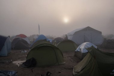 GREECE, Idomeni: Mülteciler, 9 Mart 2016 'da binlerce mülteci ve göçmenin Balkan sınırındaki abluka altında kaldığı Yunanistan' ın İdomeni köyü yakınlarındaki Yunan-Makedon sınırında demiryolu raylarında toplandılar.