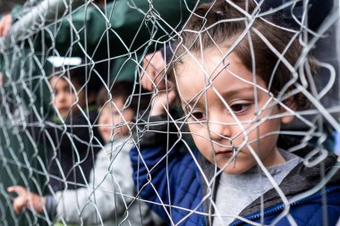 Yunanistan, Idomeni - 05 Mart 2016: Yunanistan-Makedonya sınırındaki bir mülteci kampında insanlar yemek kuyruğunda