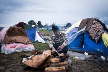 Yunanistan, Idomeni - 05 Mart 2016: Yunanistan-Makedonya sınırındaki bir mülteci kampında insanlar yemek kuyruğunda