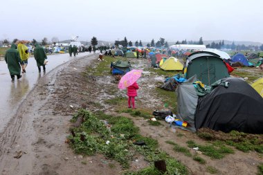 GREECE, Idomeni: 10 Mart 2016 'da Yunanistan' ın İdomeni köyü yakınlarındaki Yunan-Makedon sınırında çıkan bir şenlik ateşinde göçmenler ısınıyor 