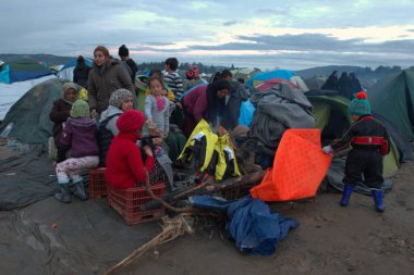 GREECE, Idomeni: 10 Mart 2016 'da Yunanistan' ın İdomeni köyü yakınlarındaki Yunan-Makedon sınırında çıkan bir şenlik ateşinde göçmenler ısınıyor 