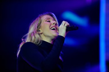 İngiltere, Sheffield: İngiliz şarkıcı Ellie Goulding 12 Mart 2016 'da İngiltere' nin Sheffield kentindeki Motorpoint Arena 'da sahne aldı.