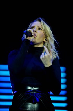 İngiltere, Sheffield: İngiliz şarkıcı Ellie Goulding 12 Mart 2016 'da İngiltere' nin Sheffield kentindeki Motorpoint Arena 'da sahne aldı.