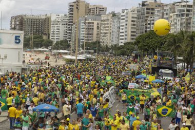 BRAZIL, Rio de Janeiro: Brezilya Cumhurbaşkanı Dilma Rousseff 'e karşı 13 Mart 2016 tarihinde Copacabana, Rio de Janeiro' da düzenlenen protestoda binlerce kişi Brezilya bayraklarını sallıyor