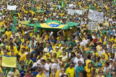 BRAZIL, Rio de Janeiro: Brezilya Cumhurbaşkanı Dilma Rousseff 'e karşı 13 Mart 2016 tarihinde Copacabana, Rio de Janeiro' da düzenlenen protestoda binlerce kişi Brezilya bayraklarını sallıyor
