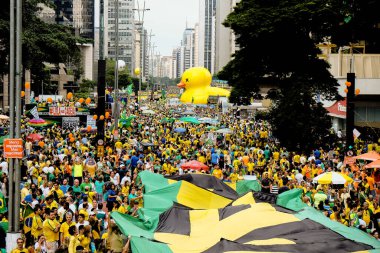 BRAZIL, Sao Paulo: Cumhurbaşkanı Dilma Rousseff 'in 13 Mart 2016' da Brezilya 'nın Sao Paulo kentinde görevden alınması yönünde düzenlenen gösteride hükümet karşıtı protestocular Avenida Paulista' yı sıkıştırdı.