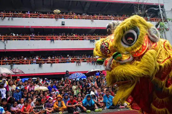 Indonesia Semarang People Gather Watch Lion Dance Traditional Chinese Dance — Stock Photo, Image