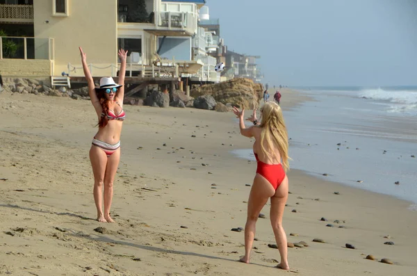 Phoebe Price Ana Braga Lopen Samen Aan Het Strand Malibu — Stockfoto