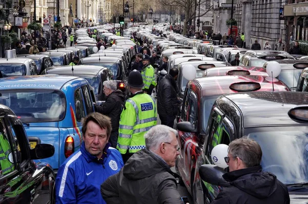 ロンドン タクシーのタクシーは 2016年2月10日にUberに対するデモでロンドンの街をブロックします — ストック写真