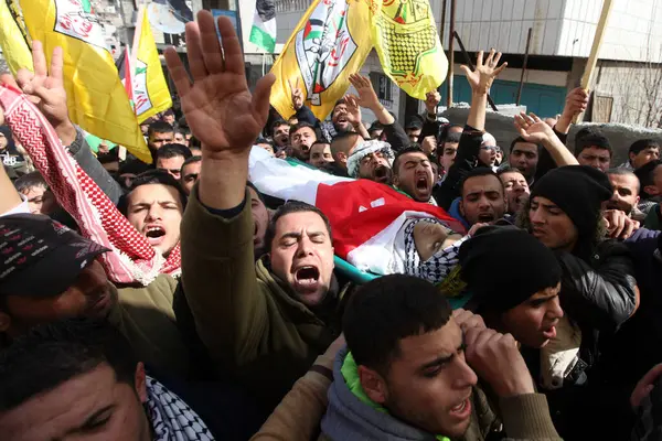 West Bank Aroub Palestinian Mourners Carry Body Omar Jawabra Who — Stock Photo, Image