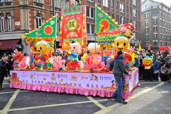 Άνθρωποι Γιορτάζουν Κινεζικό Νέο Έτος Στο Λονδίνο — Φωτογραφία Αρχείου