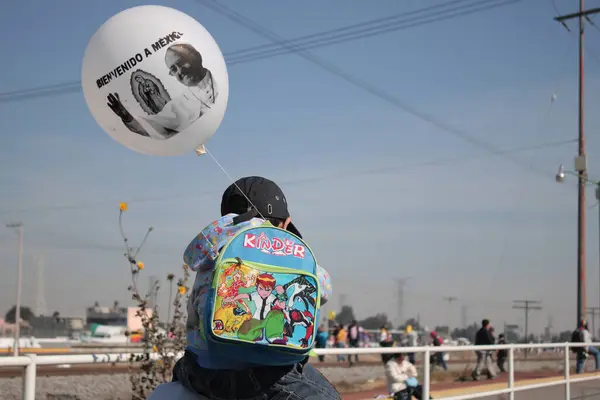 Mexico Ecatepec Ένα Παιδί Που Κρατά Ένα Μπαλόνι Πρόσωπο Του — Φωτογραφία Αρχείου