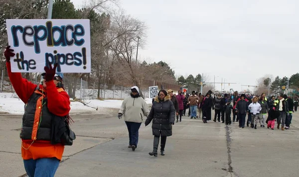 Usa Flint Mieszkańcy Flint Michigan Marsz Miejskiej Oczyszczalni Ścieków Śpiew — Zdjęcie stockowe