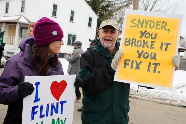 Usa Flint Mieszkańcy Flint Michigan Marsz Miejskiej Oczyszczalni Ścieków Śpiew — Zdjęcie stockowe