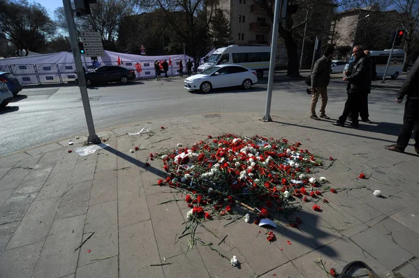 Turkey Ankara Ludzie Opłakują Bliskie Goździki Leżące Ulicy Merasim Ankarze — Zdjęcie stockowe