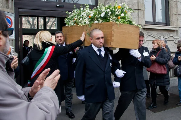 Italy Milan Men Carry Coffin Late Italian Novelist Umberto Eco — Stock Photo, Image