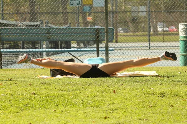 在演播室城的公园里锻炼时 明星玛丽 凯莉表现出了惊人的灵活性 — 图库照片