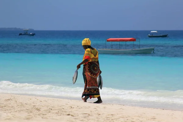 ビーチの伝統的なドレスでアフリカの女性 — ストック写真