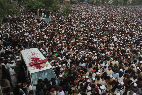 Pakistan Rawalpindi Pakistaanse Rouwenden Verzamelen Zich Rond Het Voertuig Met — Stockfoto