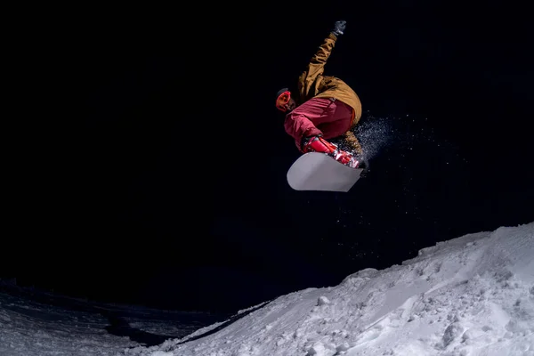 Сноубордист Прыгает Ночью — стоковое фото