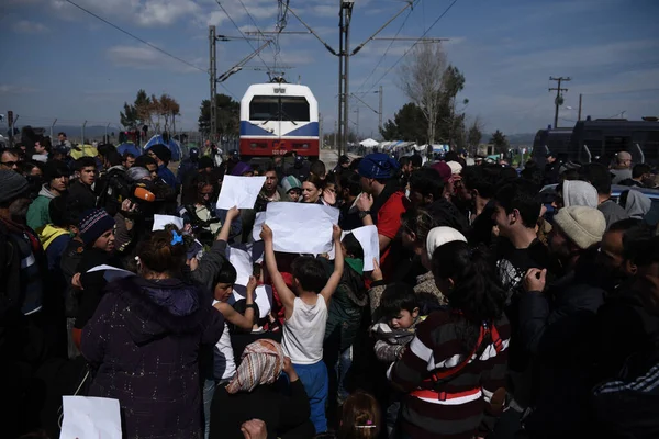 Grecia Idomeni Rifugiati Riuniscono Sui Binari Ferroviari Confine Greco Macedone — Foto Stock