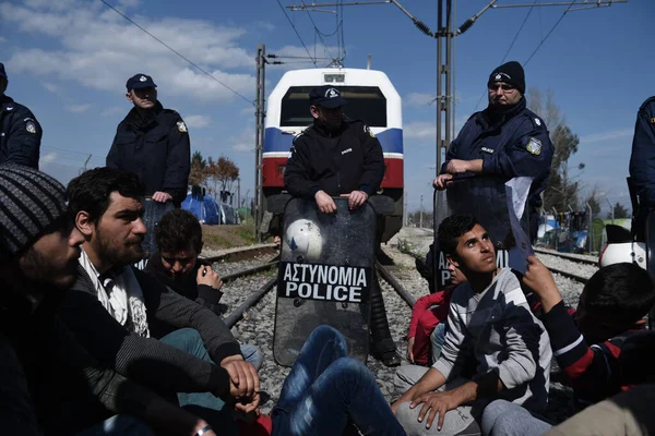 Greece Idomeni Refugees Gather Railroad Tracks Greek Macedonian Border Greek — Stock Photo, Image