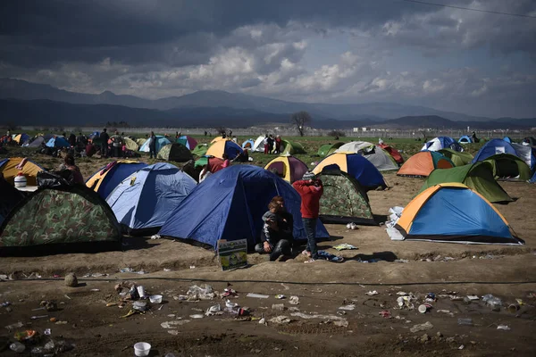 Grecia Idomeni Rifugiati Riuniscono Sui Binari Ferroviari Confine Greco Macedone — Foto Stock
