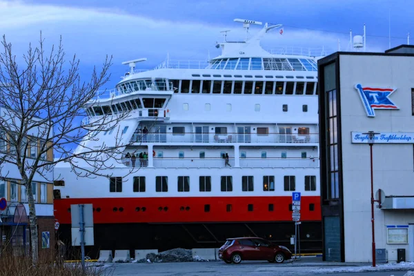 Biały Czerwony Statek Wycieczkowy Norwegii — Zdjęcie stockowe