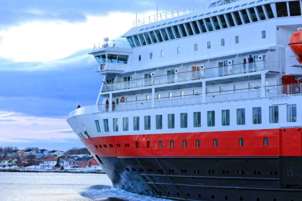 Biały Czerwony Statek Wycieczkowy Finnmarken Norwegii — Zdjęcie stockowe