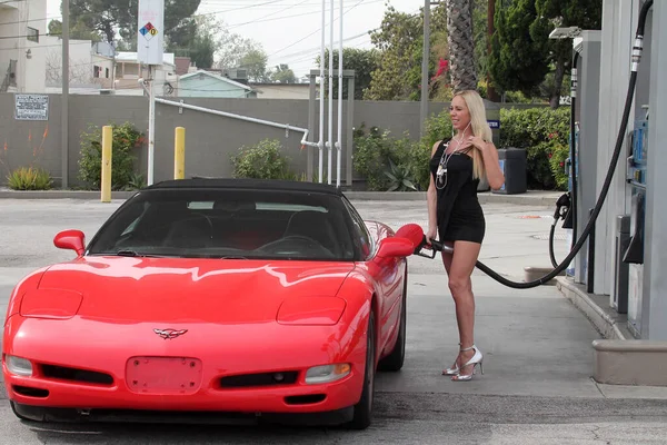 加州Studio City的Mary Carey得到了汽油 意外地闪现了她的粉色内裤 — 图库照片