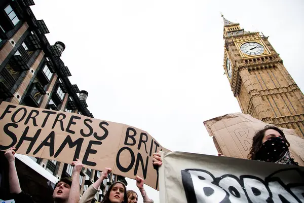 England Londres Manifestantes Marcham Segurando Bandeiras Durante Uma Manifestação Londres — Fotografia de Stock