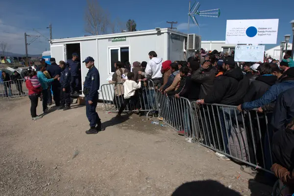 Greece Idomeni March 2016 People Queue Food Refugee Camp Greek — Stock Photo, Image
