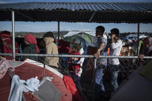 Греция Идомени Марта 2016 Года Беженцы Собираются Железнодорожных Путях Греко — стоковое фото