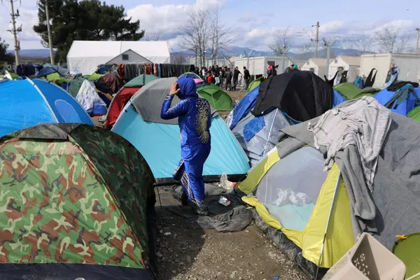 GREECE, Idomeni: Mülteciler, 9 Mart 2016 'da binlerce mülteci ve göçmenin Balkan sınırındaki abluka altında kaldığı Yunanistan' ın İdomeni köyü yakınlarındaki Yunan-Makedon sınırında demiryolu raylarında toplandılar.