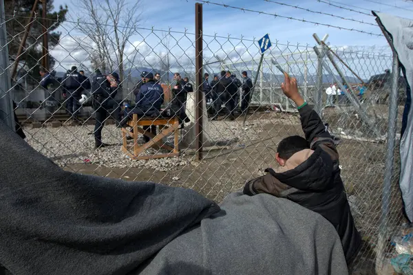 Greece Idomeni Refugees Gather Railroad Tracks Greek Macedonian Border Greek — Stock Photo, Image