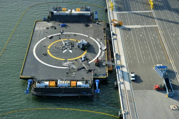 Usa Port Canaveral Pieces Wreckage Spacex Falcon Seen Drone Ship — Stock Photo, Image