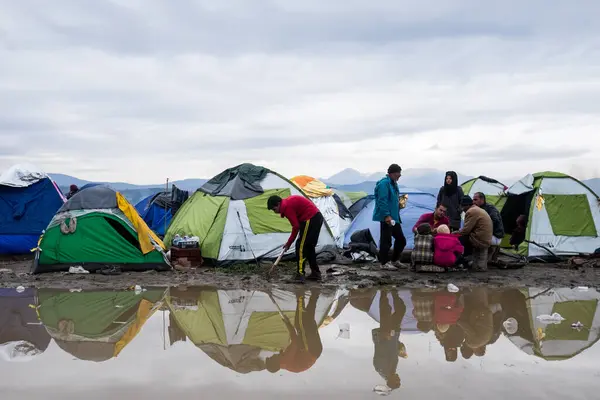 GREECE, Idomeni: Mülteciler, 9 Mart 2016 'da binlerce mülteci ve göçmenin Balkan sınırındaki abluka altında kaldığı Yunanistan' ın İdomeni köyü yakınlarındaki Yunan-Makedon sınırında demiryolu raylarında toplandılar.