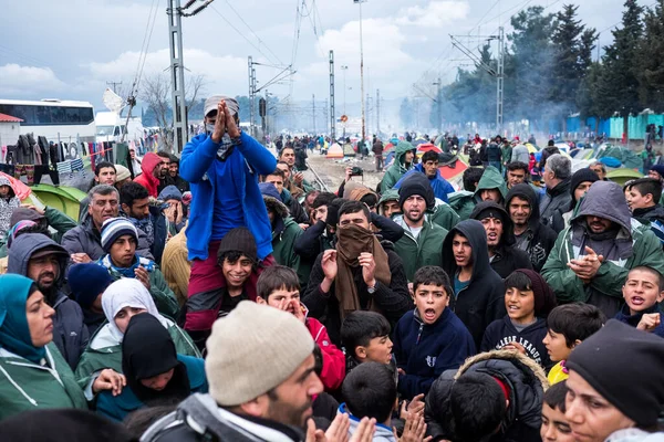 Grekland Idomeni Flyktingar Samlas Järnvägsspåren Vid Den Grekisk Makedonska Gränsen — Stockfoto