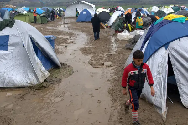 GREECE, Idomeni: 10 Mart 2016 'da Yunanistan' ın İdomeni köyü yakınlarındaki Yunan-Makedon sınırında çıkan bir şenlik ateşinde göçmenler ısınıyor 