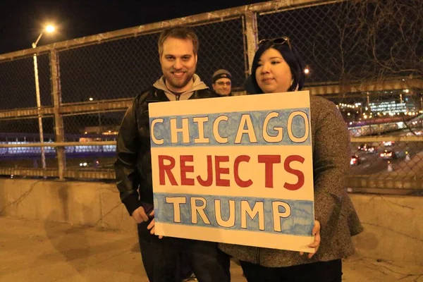 芝加哥Illinois 2016年3月11日 共和党总统候选人唐纳德 特朗普 Donald Trump 的支持者在芝加哥伊利诺伊大学 University Illinois Chicago — 图库照片