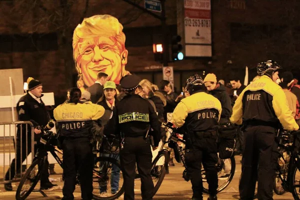 Илиноис Чикаго Демонстранты Насмехаются Над Сторонниками Кандидата Президенты Республиканской Партии — стоковое фото