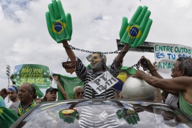 BRAZIL, Sao Paulo: Cumhurbaşkanı Dilma Rousseff 'in 13 Mart 2016' da Brezilya 'nın Sao Paulo kentinde görevden alınması yönünde düzenlenen gösteride hükümet karşıtı protestocular Avenida Paulista' yı sıkıştırdı.