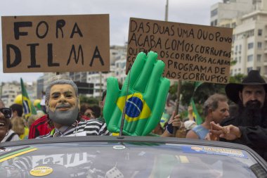 BRAZIL, Sao Paulo: Cumhurbaşkanı Dilma Rousseff 'in 13 Mart 2016' da Brezilya 'nın Sao Paulo kentinde görevden alınması yönünde düzenlenen gösteride hükümet karşıtı protestocular Avenida Paulista' yı sıkıştırdı.